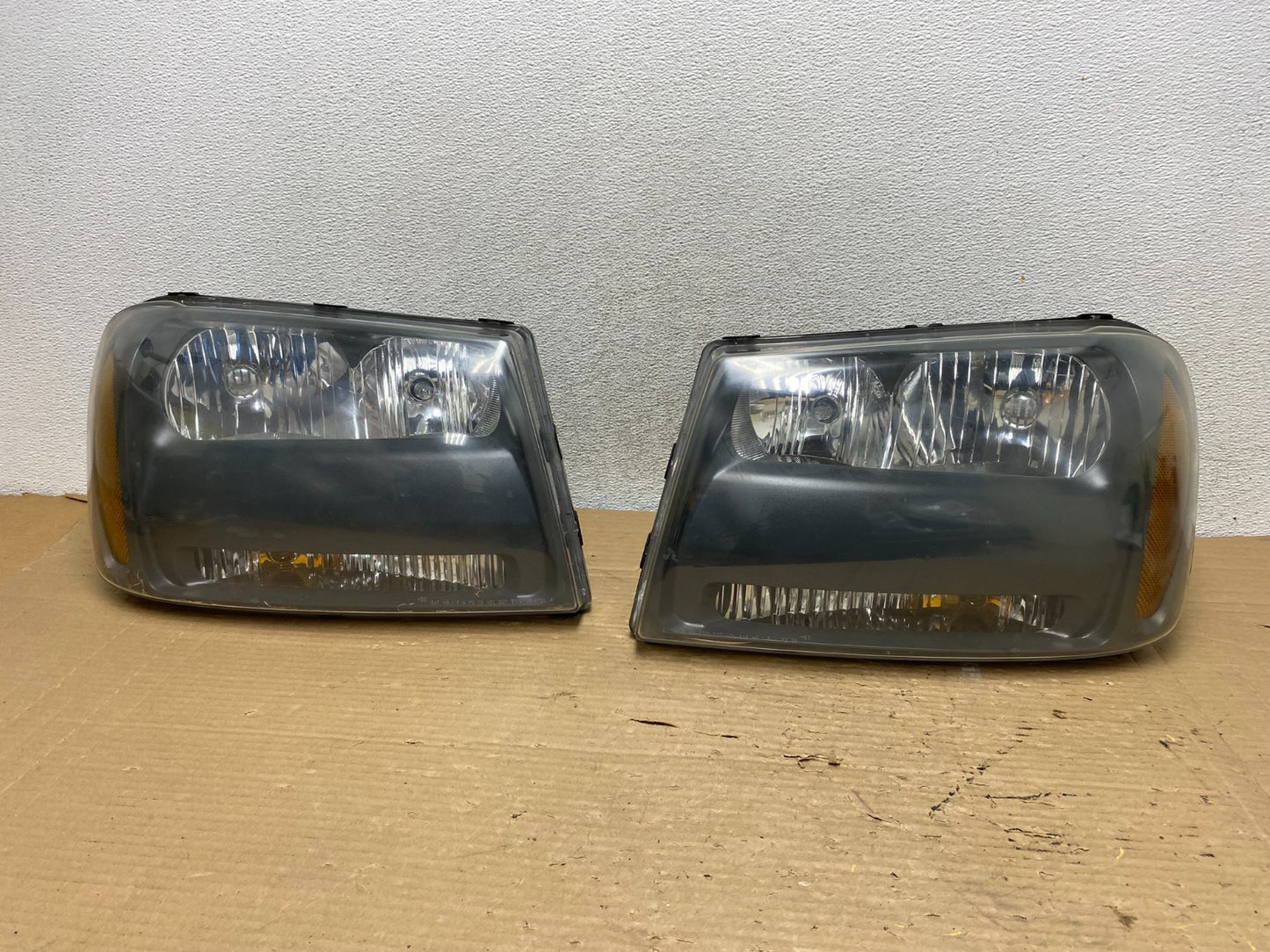 2006 - 2009 Chevrolet Trailblazer Left+Right Headlights Flush Half Bar AG9113 DW0