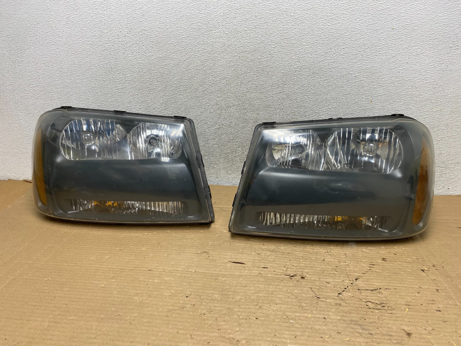 2006 - 2009 Chevrolet Trailblazer Left+Right Headlights Flush Half Bar AG9113 DW0