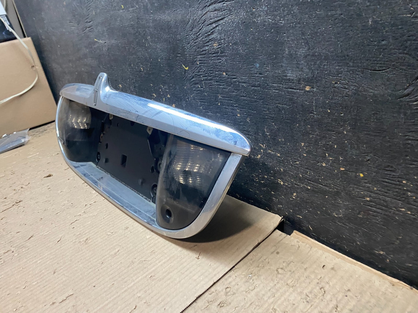 1999-2002 Lincoln Continental License Plate Panel Backup Lights Trim Oe X8105 DG1