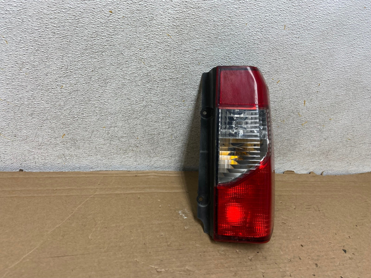 2002 2003 2004 Nissan Xterra Right Passenger RH Side Tail Light AH8475 LK1