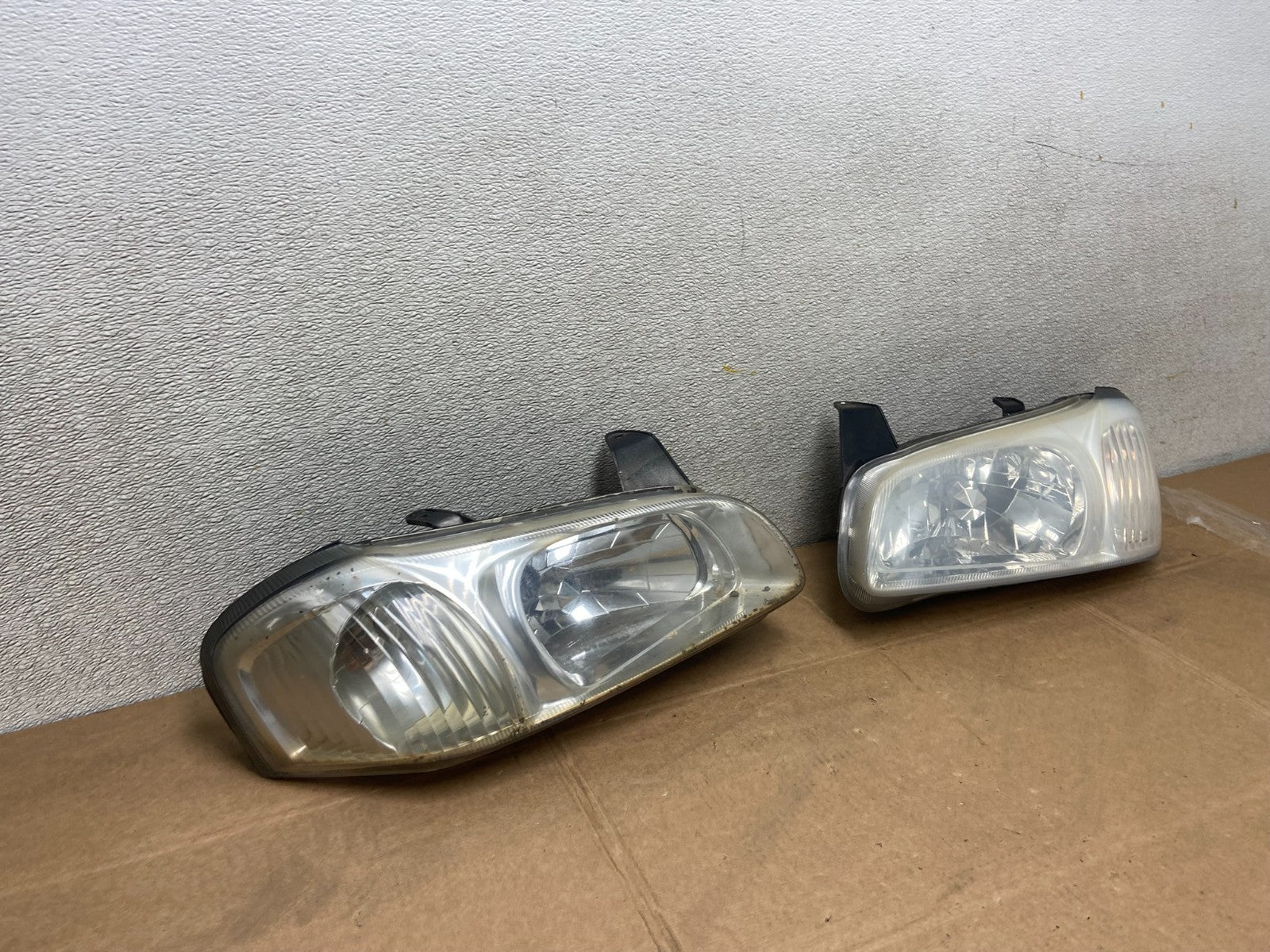 2000 to 2001 Nissan Maxima Left+Right Side Set Halogen Headlights Y5115 DW2