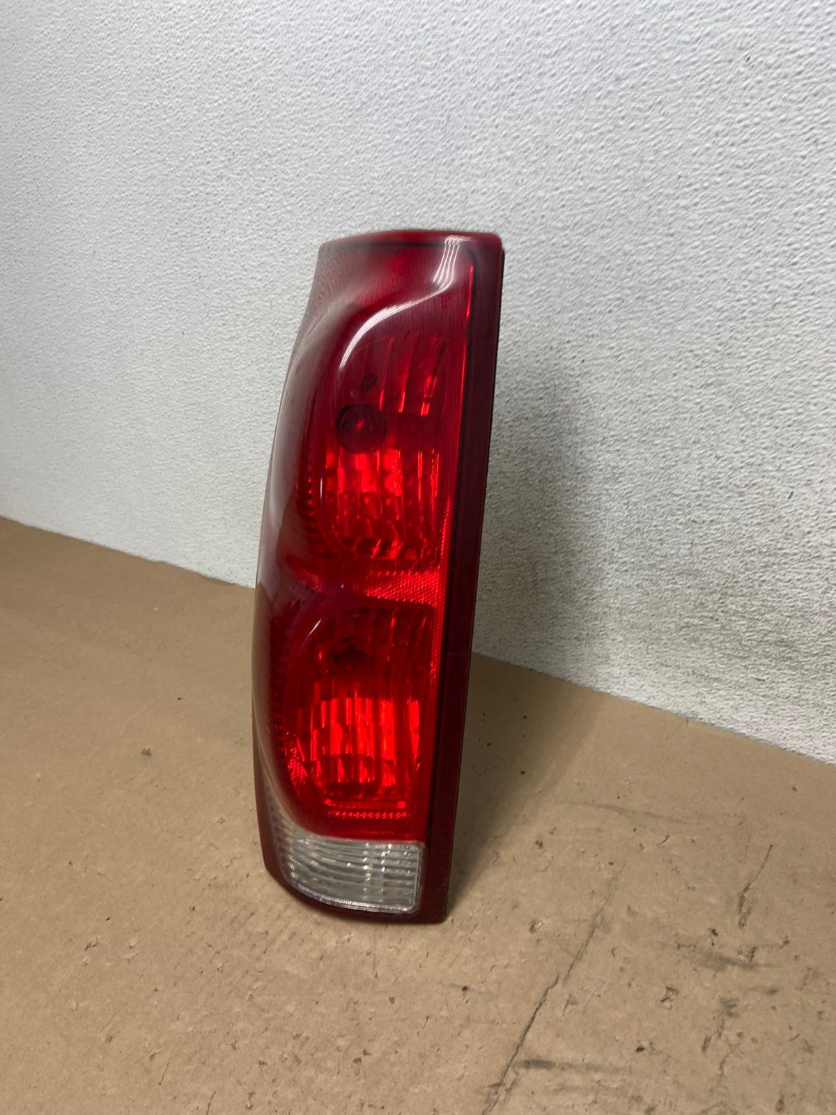 2002 to 2006 Chevrolet Avalanche Left Driver LH Tail Light AG5529 LK1