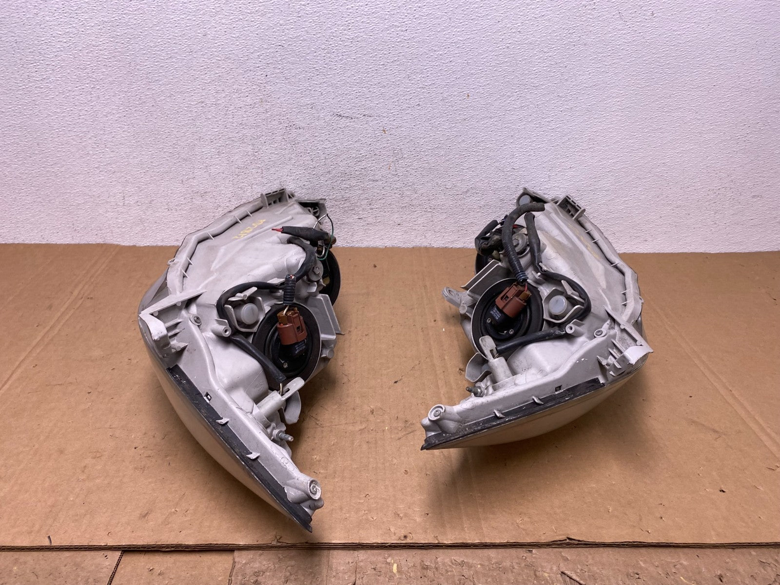 2005 to 2006 Toyota Camry Left+Right Side Set Halogen Headlights AD2812 DW11