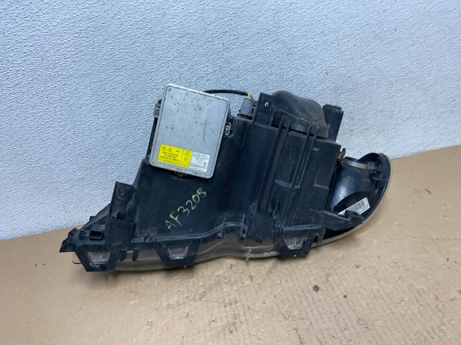 2002 - 2005 BMW 3 E46 Sedan Right Passenger RH Xenon HID Headlight AF3208 DW7