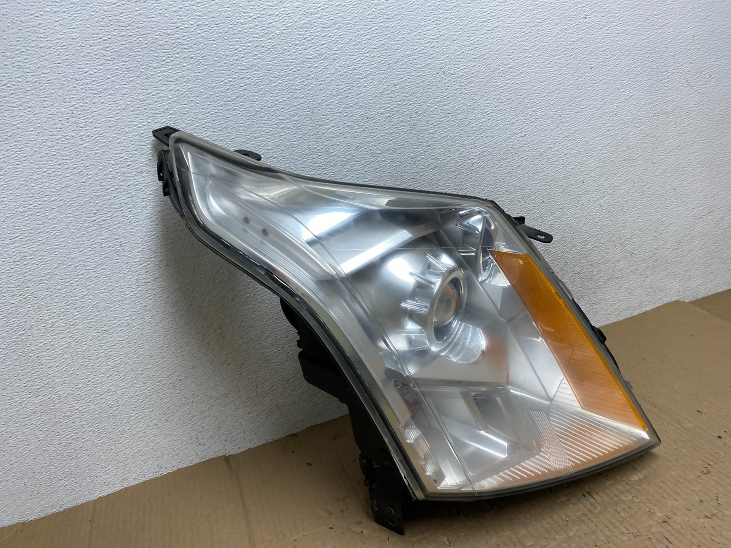Halogen 2010 to 2016 Cadillac SRX Right Passegner Side Headlight AE9036 DW2