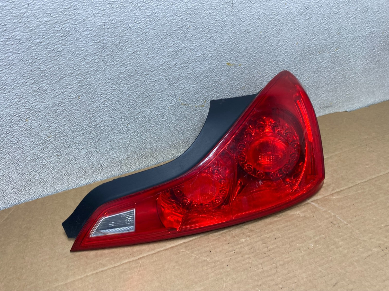 2008-2013 Infiniti G37 Coupe Right Passenger RH Side Tail Light OEM Z1326 DG2