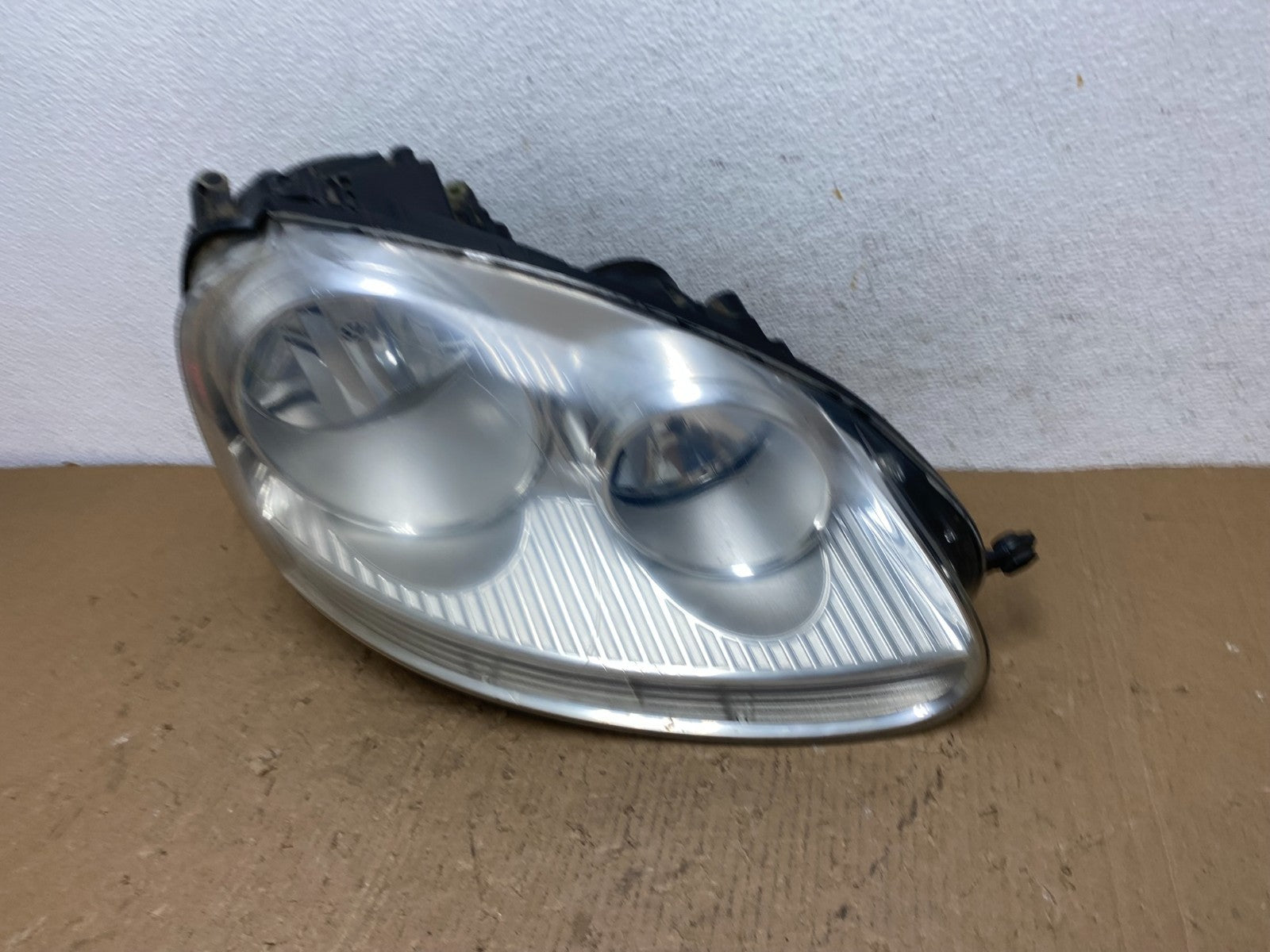 2005 - 2010 Volkswagen Jetta Right Passenger RH Side Headlight Halogen AD8820 DW1