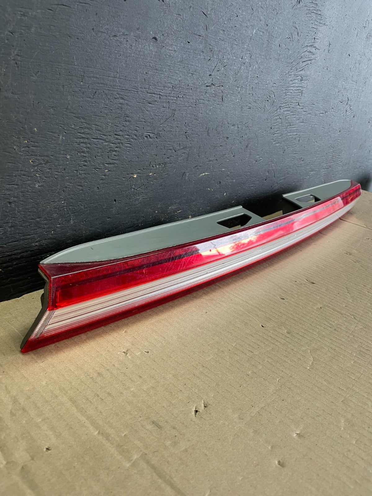 2011 - 2013 Honda Odyssey Center Trunk Liftgate Tailgate Tail Light OE ae3673 DG2