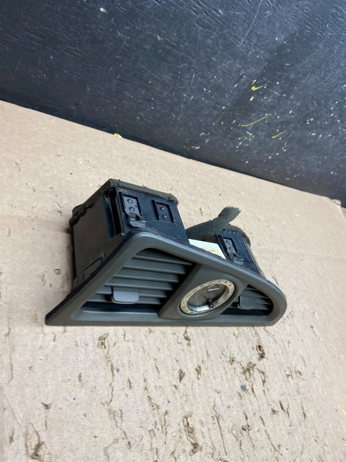 2001-2004 Nissan Pathfinder Center Console Air Vent T6258 DG2