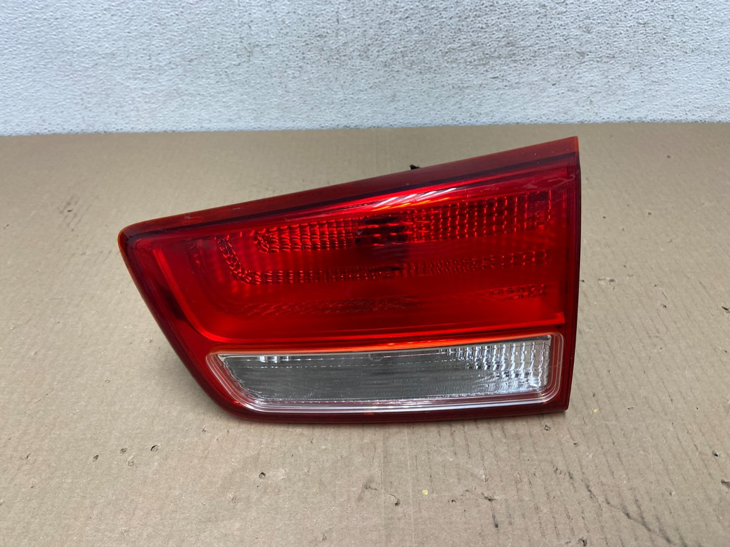 2015 2016 2017 Kia Sedona Right Passenger RH Side Inner Tail Light AE9538 DG0