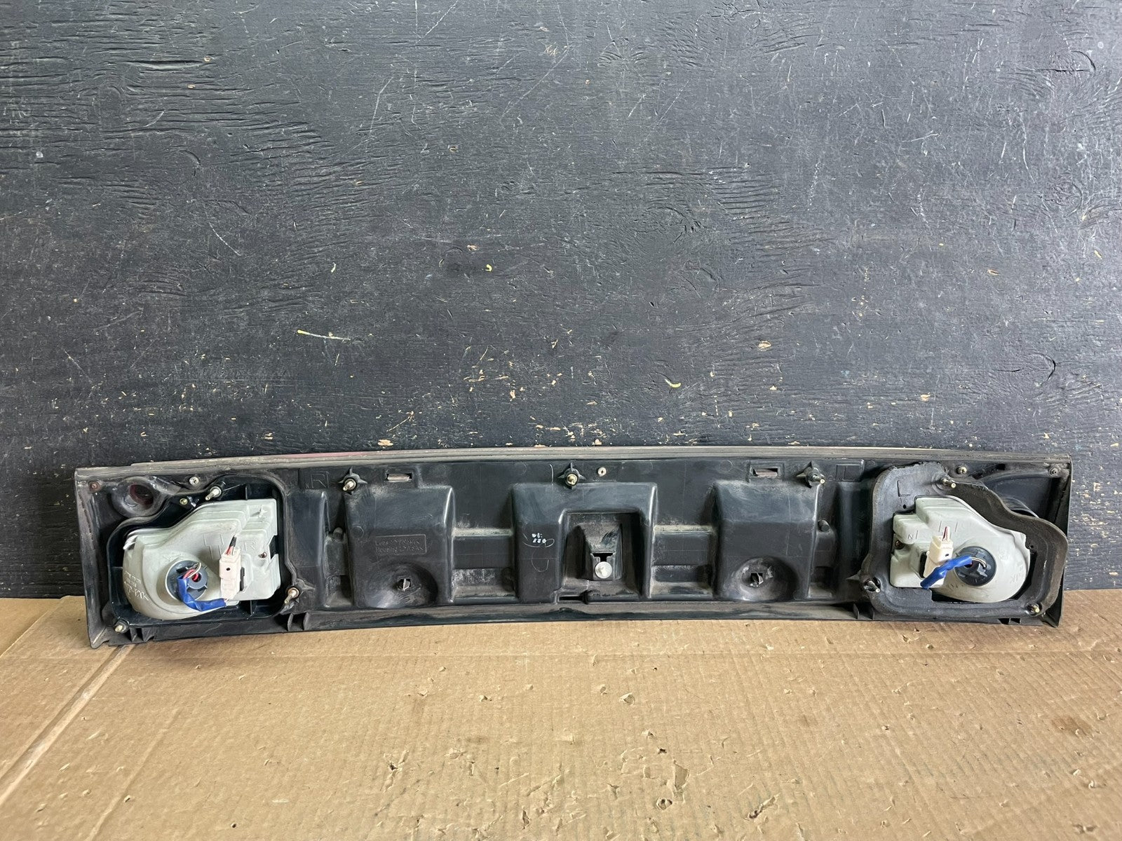 1995 1996 Toyota Camry Center Trunk Rear Tail Light OEM ab3147 DG7