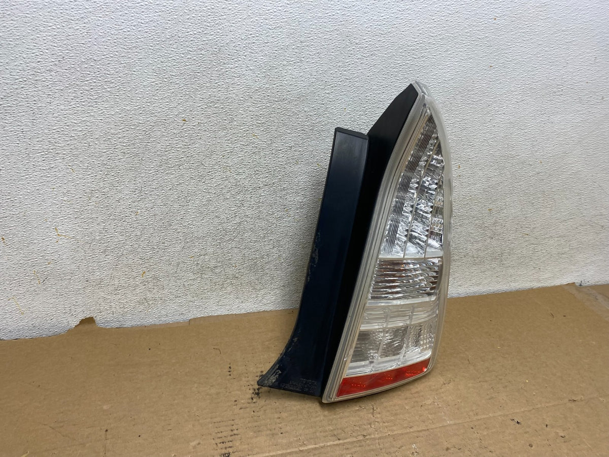 2010 2011 Toyota Prius Tail Light Right Passenger Side AH8100 DW1