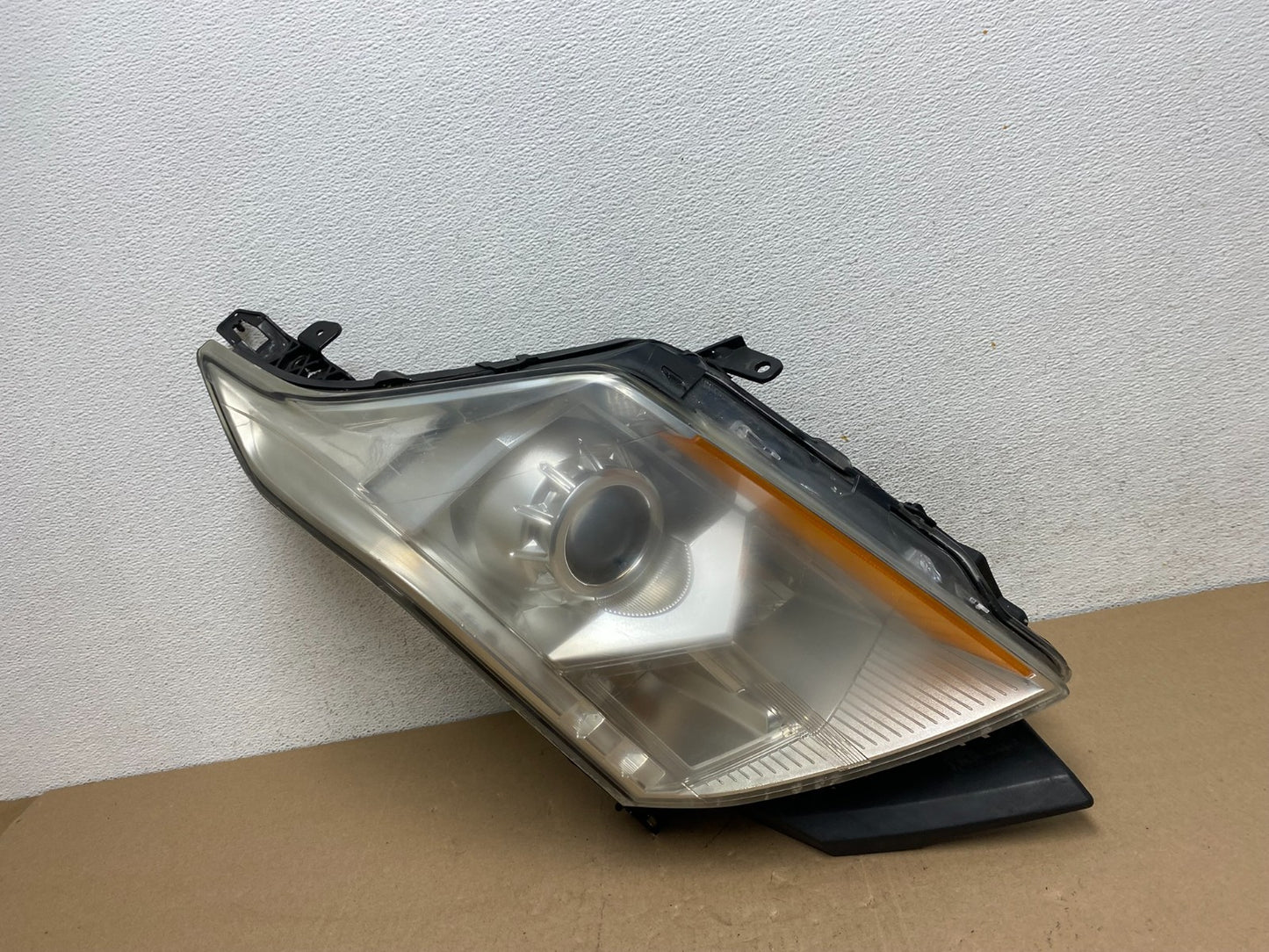 Halogen 2010 to 2016 Cadillac SRX Right Passegner Side Headlight AE6664 DW0