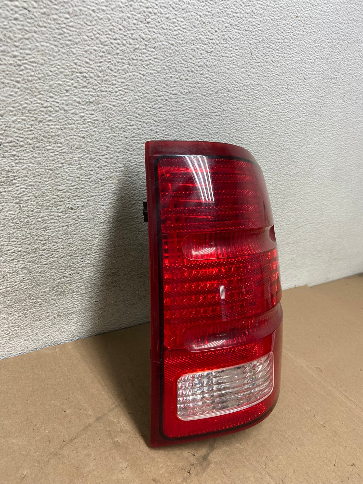 2002 to 2005 Ford Explorer Right Passenger Rh Side Tail light AG4728 LK2