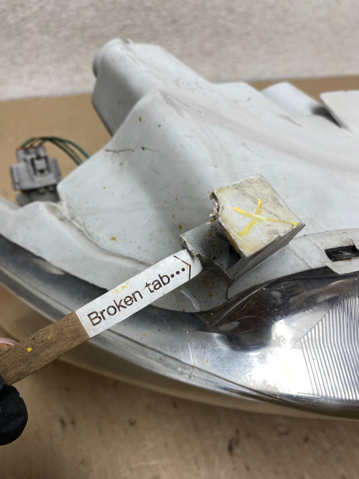 2005 to 2008 Pontiac Vibe Left Driver LH Side Headlight Halogen AG7975 DW5