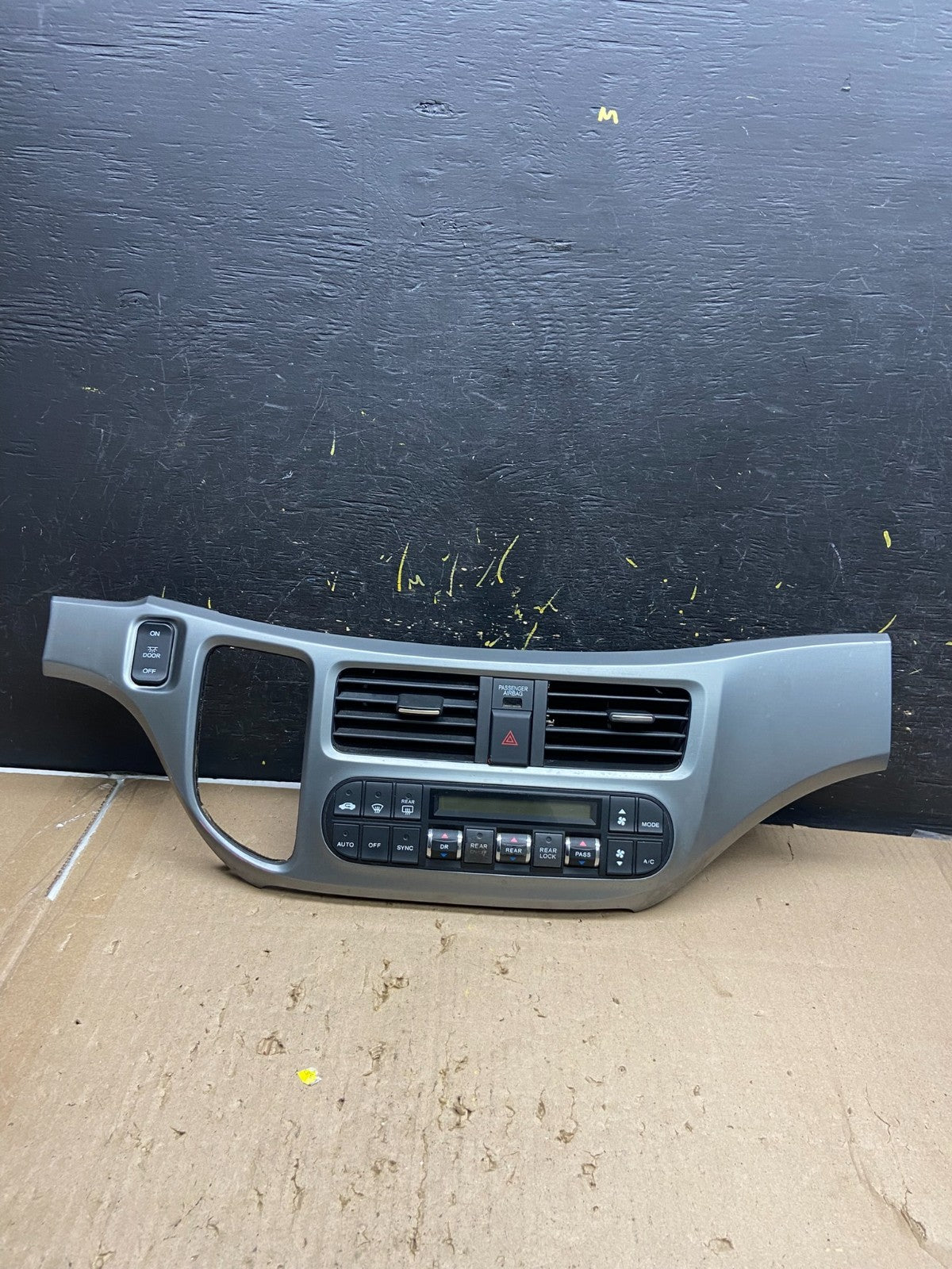 2005 to 2010 Honda Odyssey  Radio Climate Control Dash Trim Bezel AB5445 DG0
