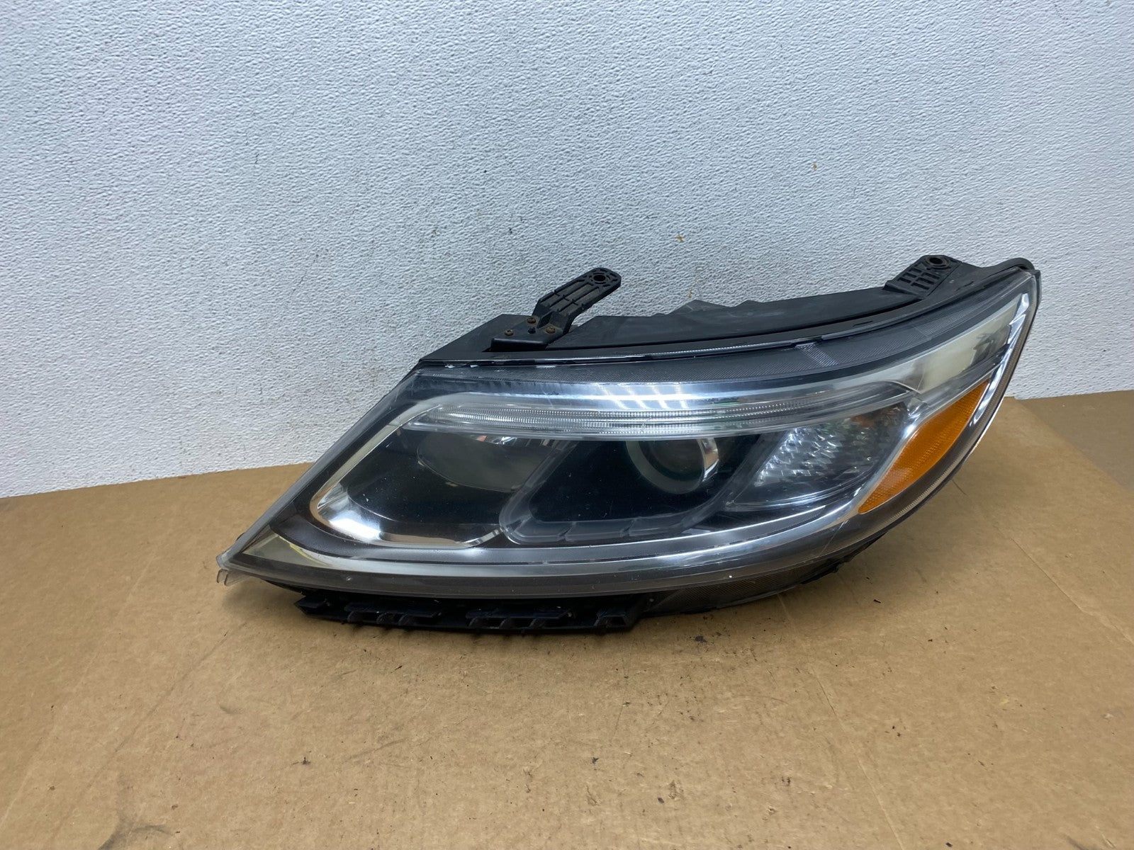 2014 to 2015 Kia Sorento Left Driver LH Side Headlight Halogen AE3232 DW0