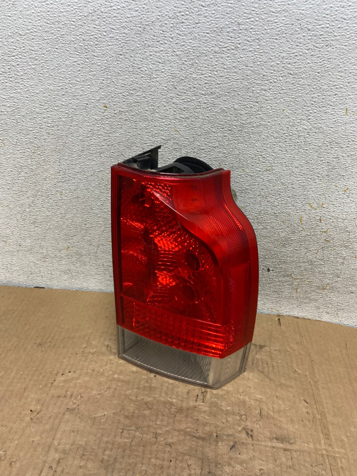 2005 to 2007 Volvo Xc70 V70 Right Passenger RH Tail Light AI8026 LK0