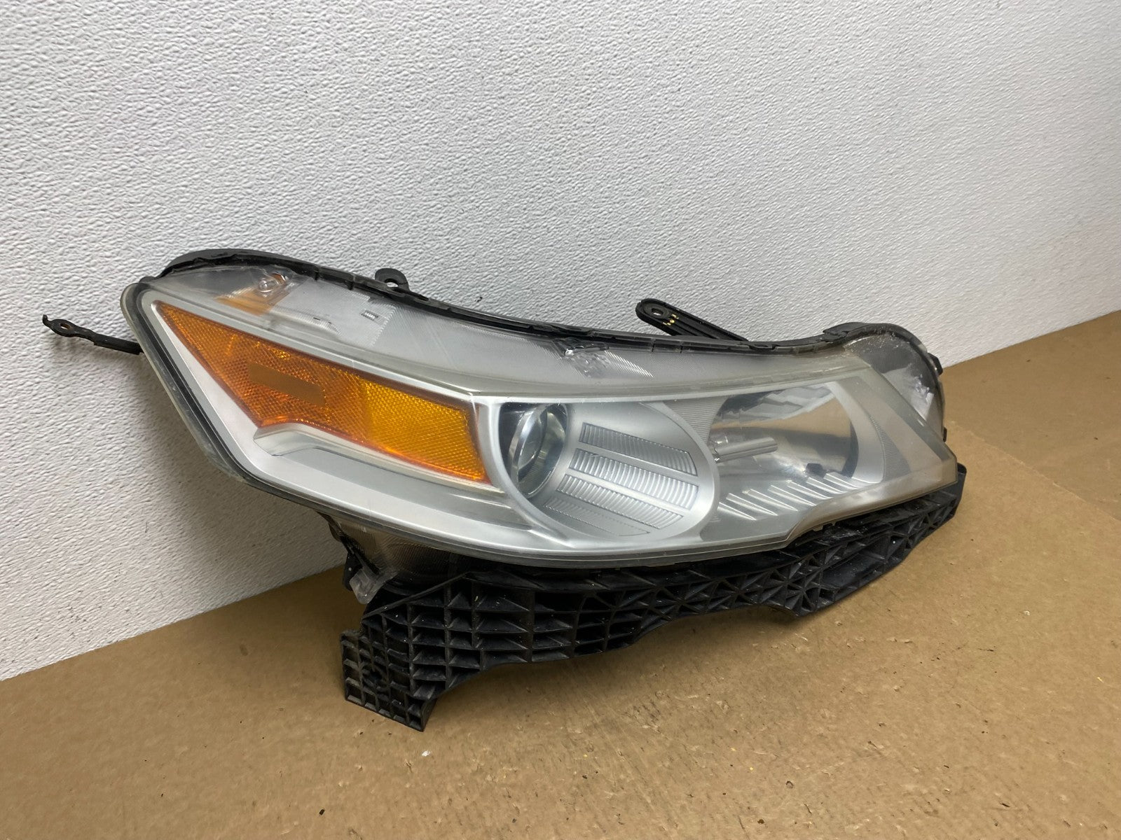 2009 to 2011 Acura TL Headlight Right Passenger Side Xenon HID AC1306 DW2
