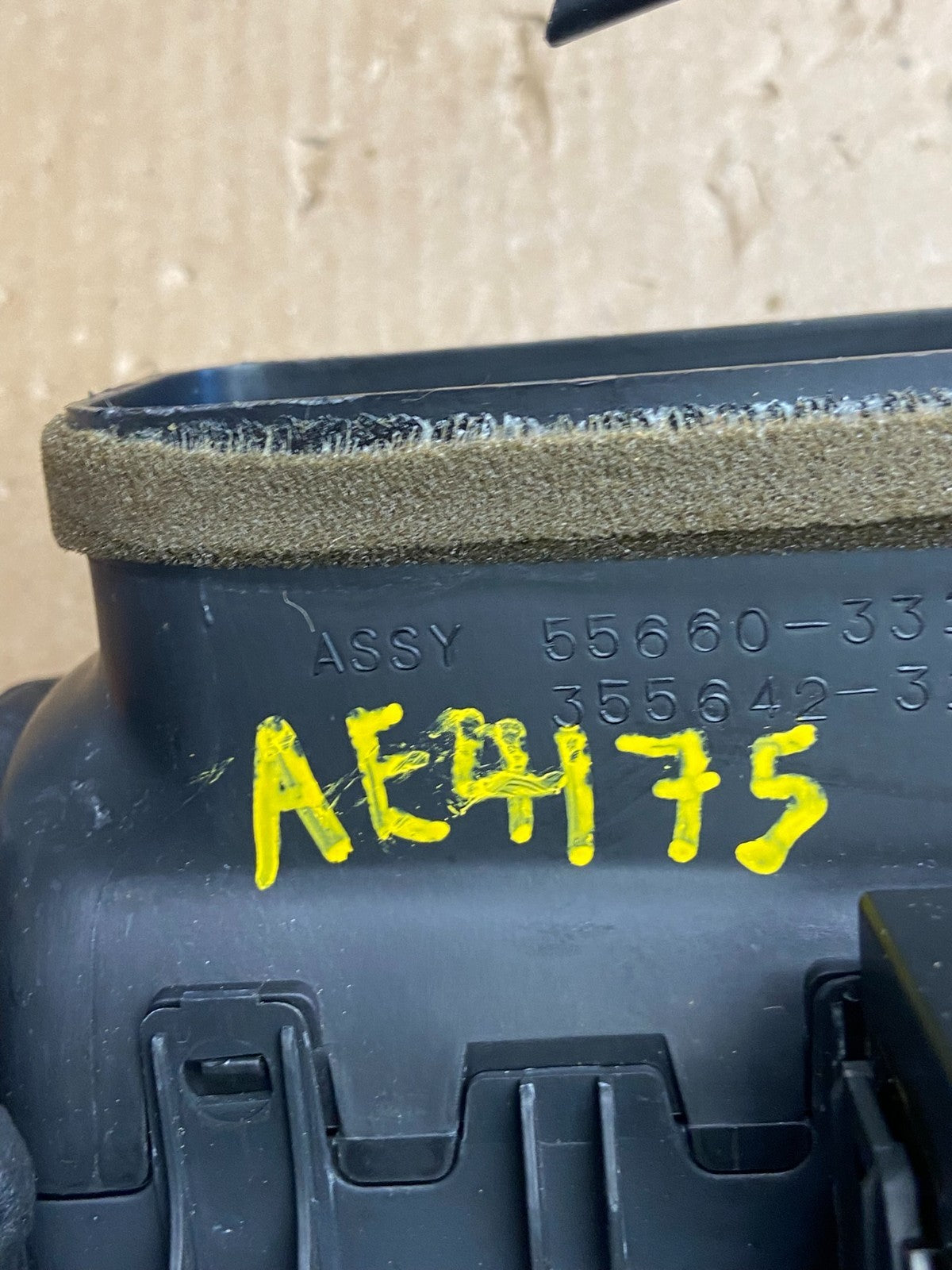 1997 to 2001 Lexus ES330 ES300 Front Center Side Air Vent AE4175 DG5