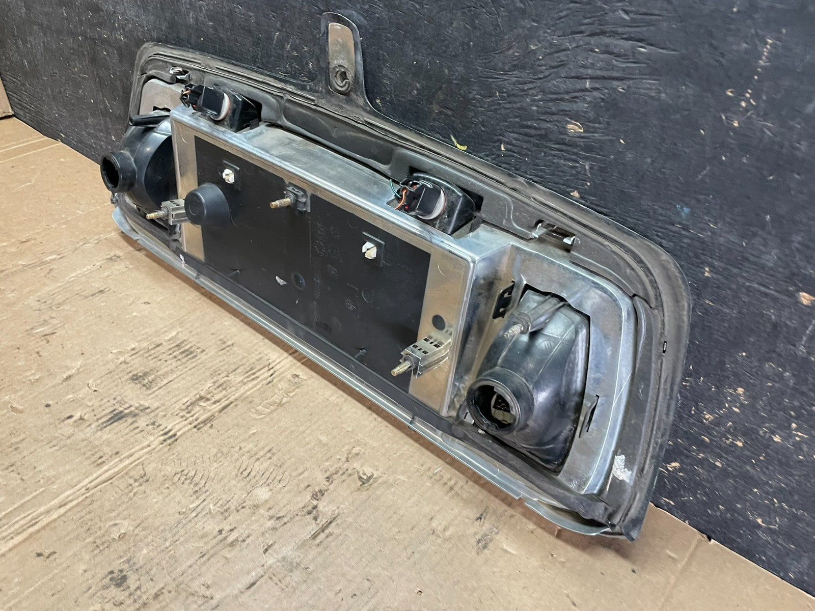 2000- 2002 Lincoln LS Rear Finish Panel Trunk Panel Chrome OEM z5928 DG5