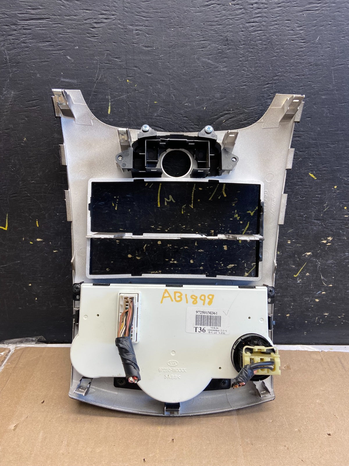 2010 - 2013 Kia Forte Radio Radio Heater A/C Climate Control Bezel OEM AB1898 DG3