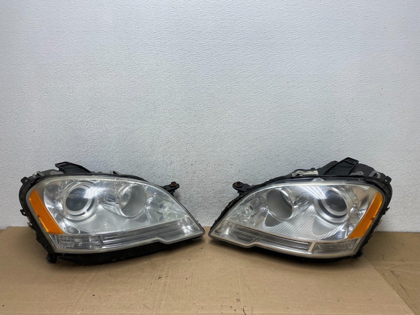 Halogen 2009-2011 Mercedes-Benz ML Class Left+Right Headlights AE5059 DW0
