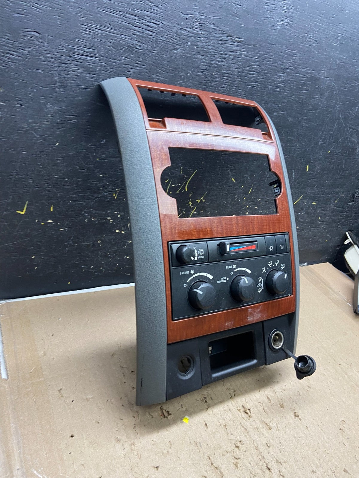 2005-2009 Dodge Durango Heat AC Climate Temp Control Radio Bezel AB5515 DG3