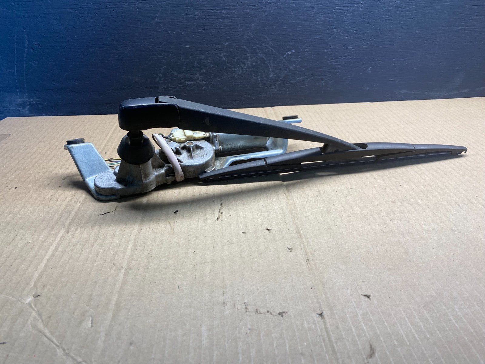 2005 to 2009 Subaru Legacy Outback Rear Windshield Wiper Motor AC08663
