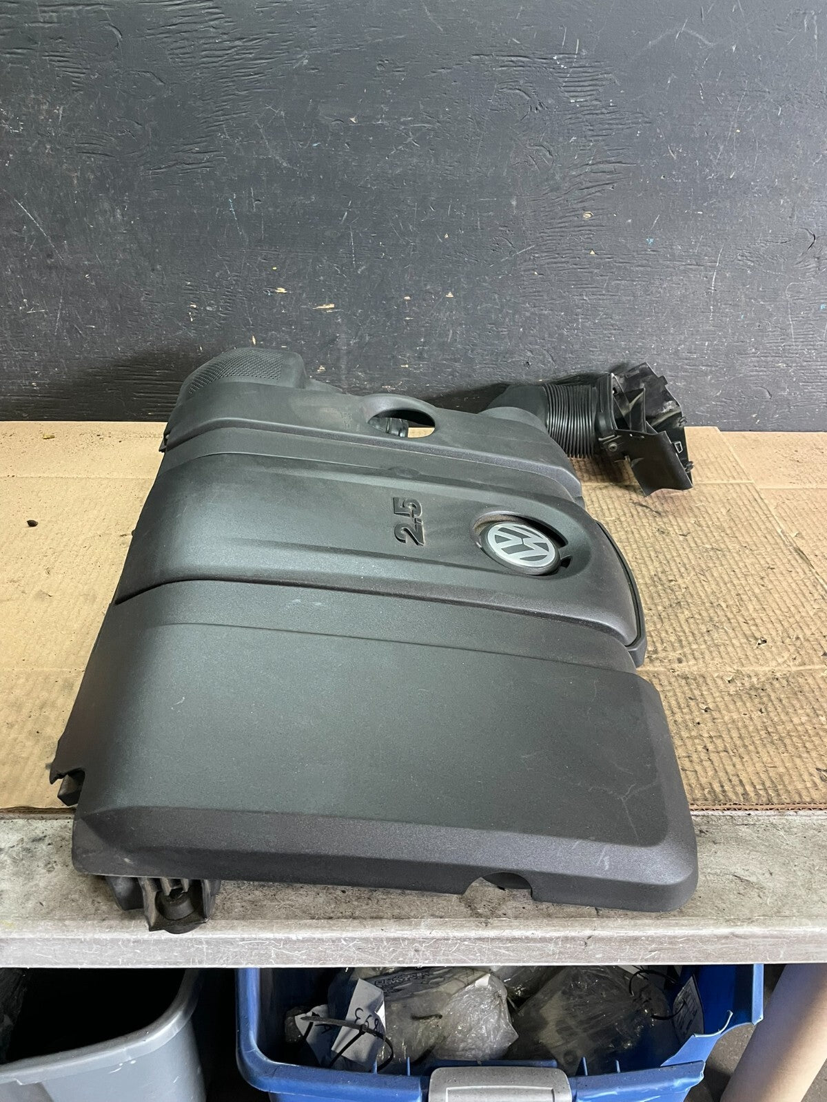 2005 to 2008 Volkswagen Jetta Beetle 2.5L Passat Engine Cover 07k129601G j4271 D2