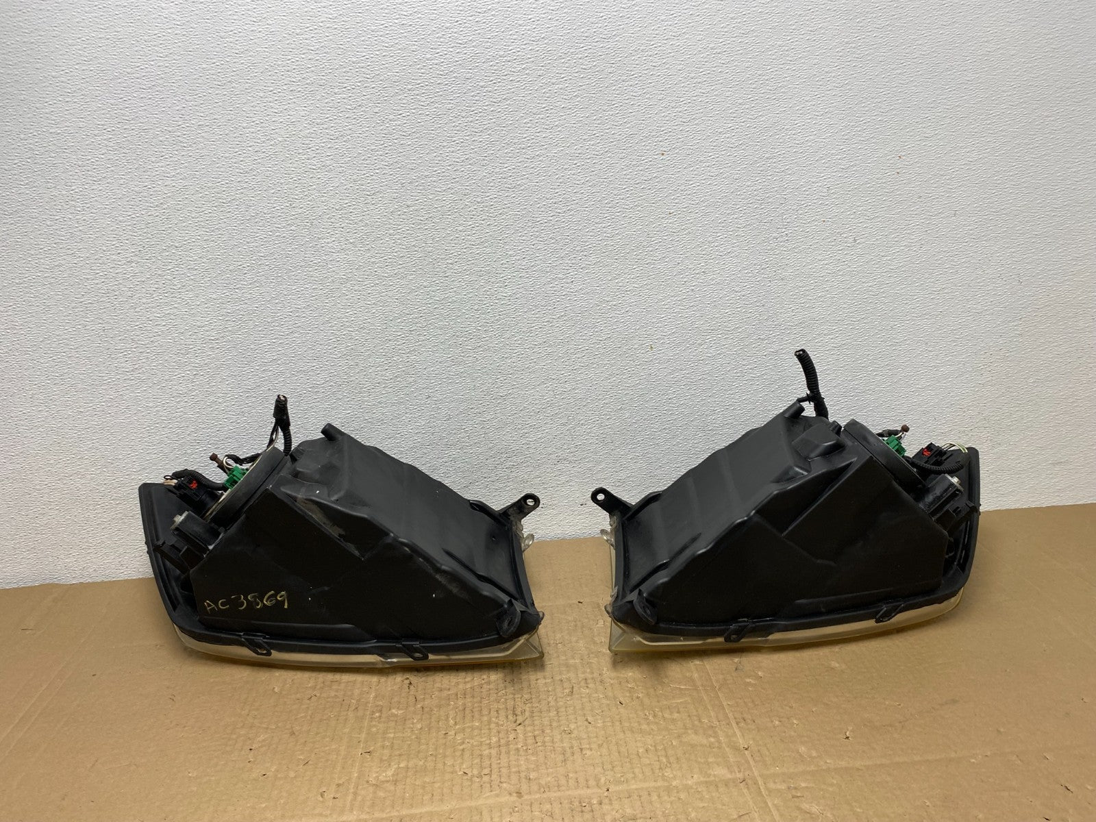 2009 to 2012 Ram 1500 2500 Left+Right Halogen Headlights AC3869 DW7