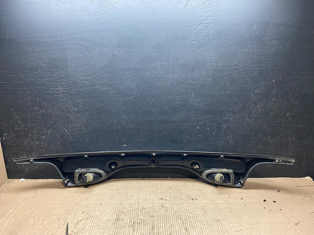 2000 to 2002 Ford Taurus Trunk Rear Center Lid Tail Light Panel u6402 DG4