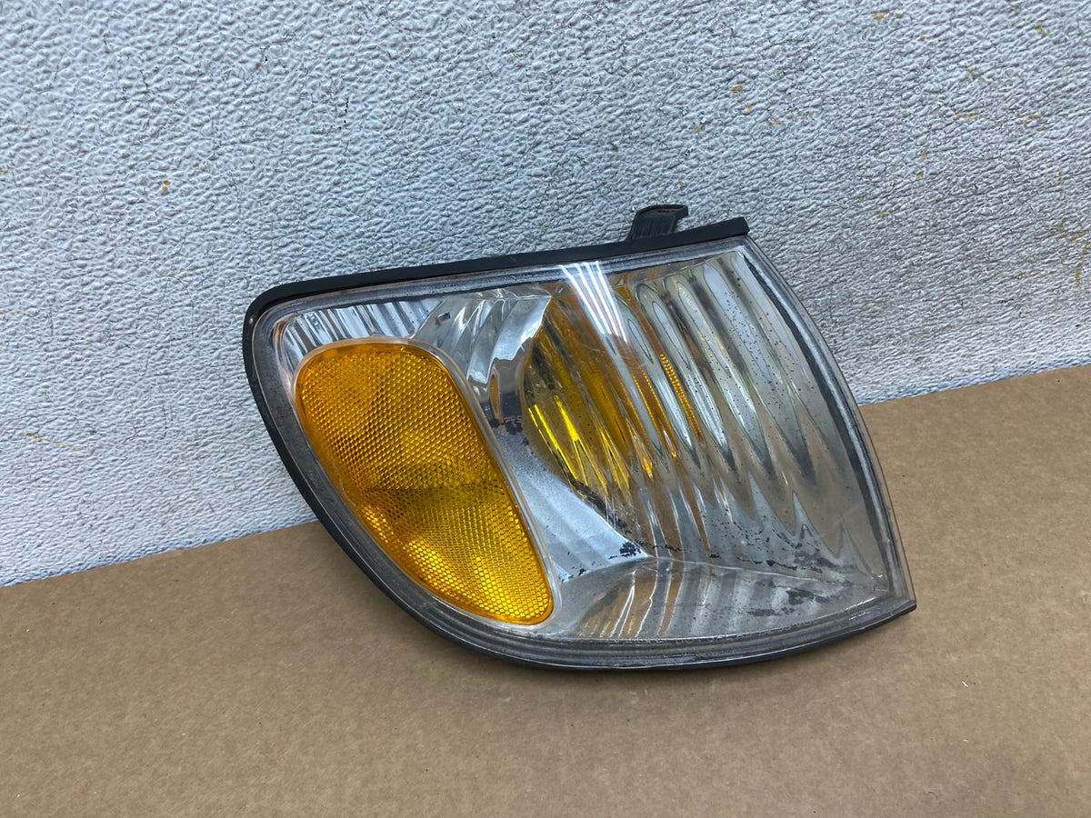 2001 to 2003 Toyota Sienna Turn Signal Right Passenger RH Lamp AI2570 LK0
