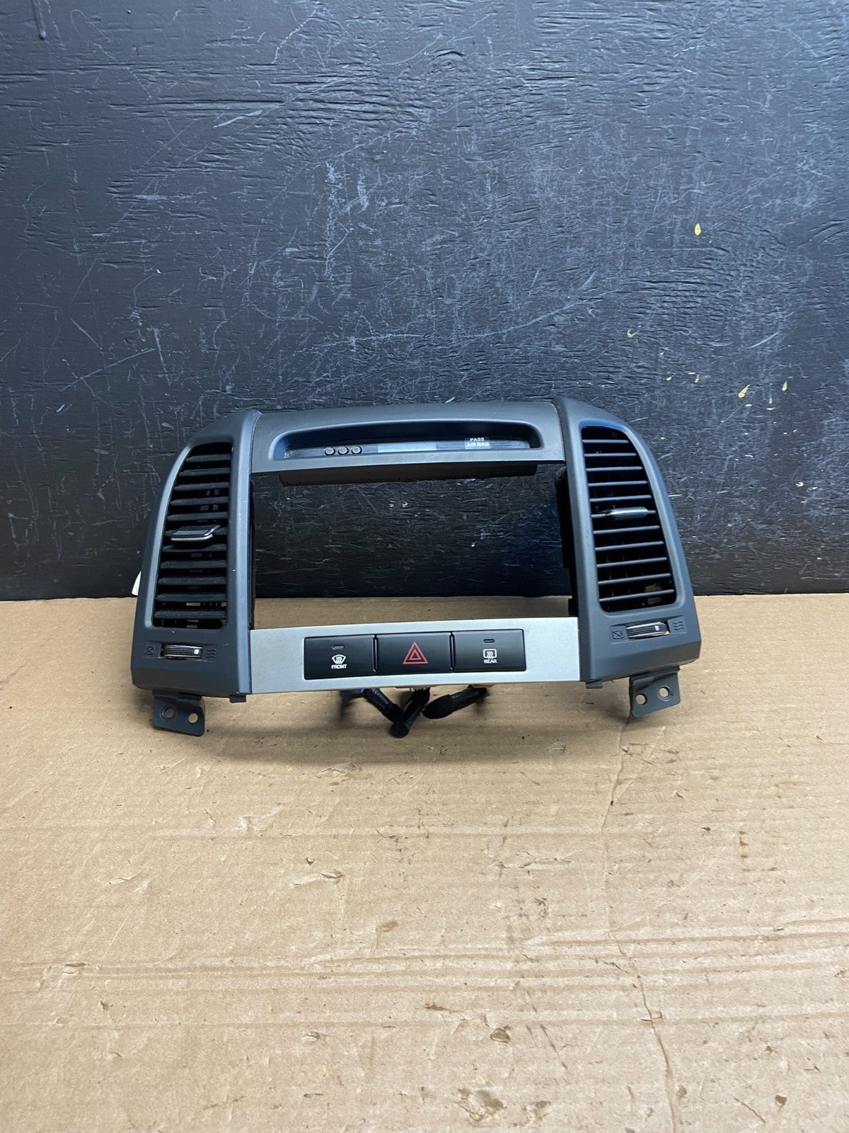 2007 to 2009 Hyundai Santa Fe Center Dashboard Radio Bezel Trim AF2053 DW0