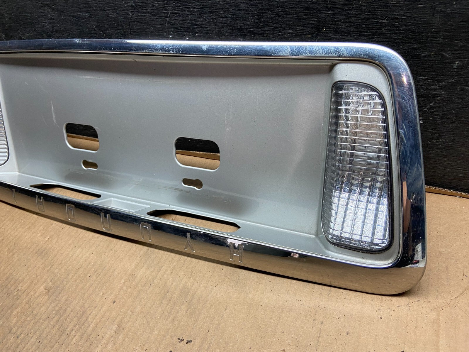 2003 - 2005 Hyundai Xg Trunk Lid Trim License Panel W Reverse Light A6884 DG12