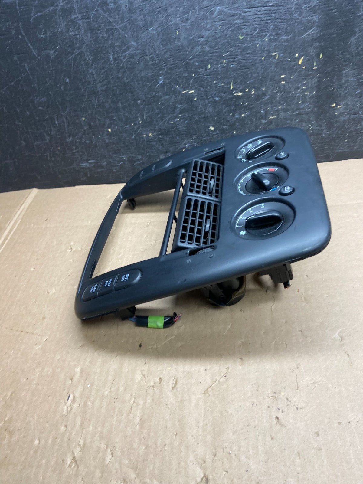 2002 to 2005 Ford Explorer Radio Dash Bezel Climate Control Air Vent AI6407 DG1