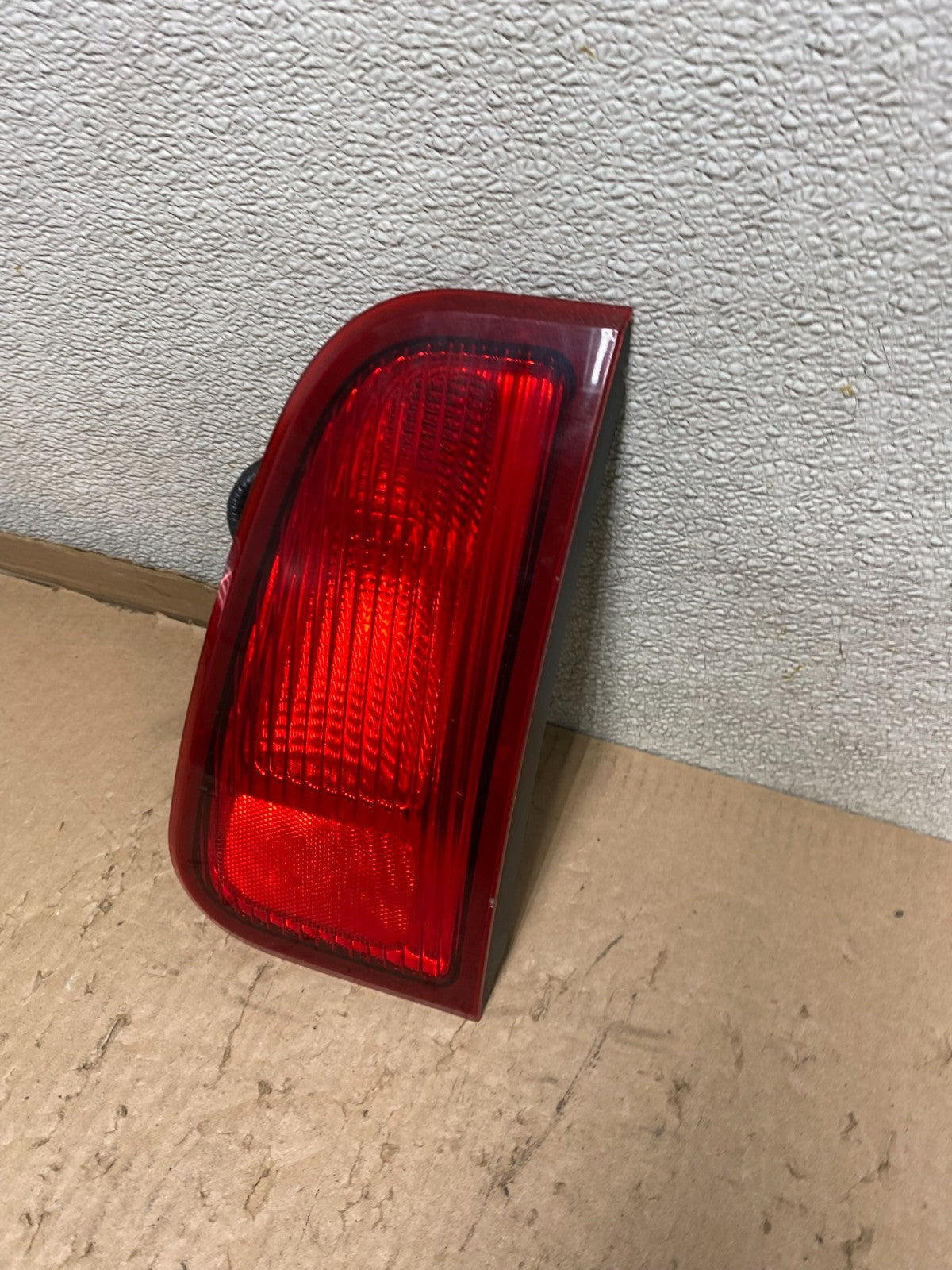 2003-2006 Lincoln Navigator Right Passenger Side Tail Light Inner U8834 DW1
