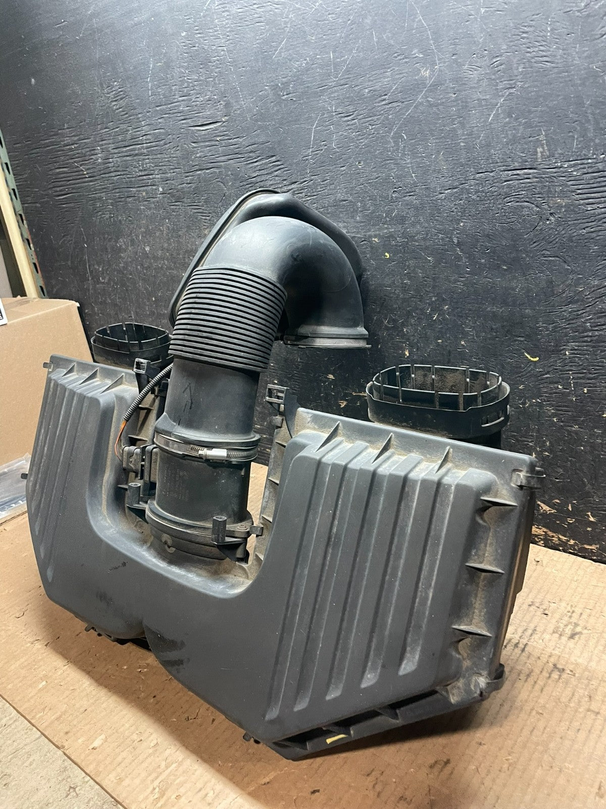2007 to 2010 BMW E70 X5 N62 Air Intake Cleaner Filter 7548896 OEM y6286 DG1