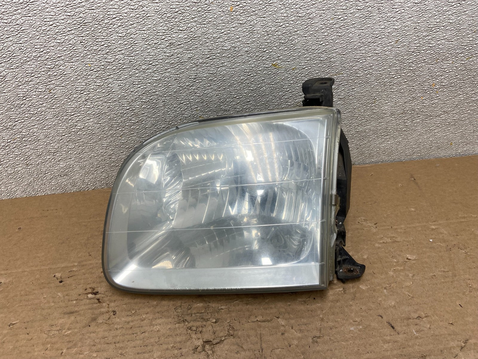 2001-2004 Toyota Sequoia Left Driver LH Side Halogen Headlight AB4889 DW0