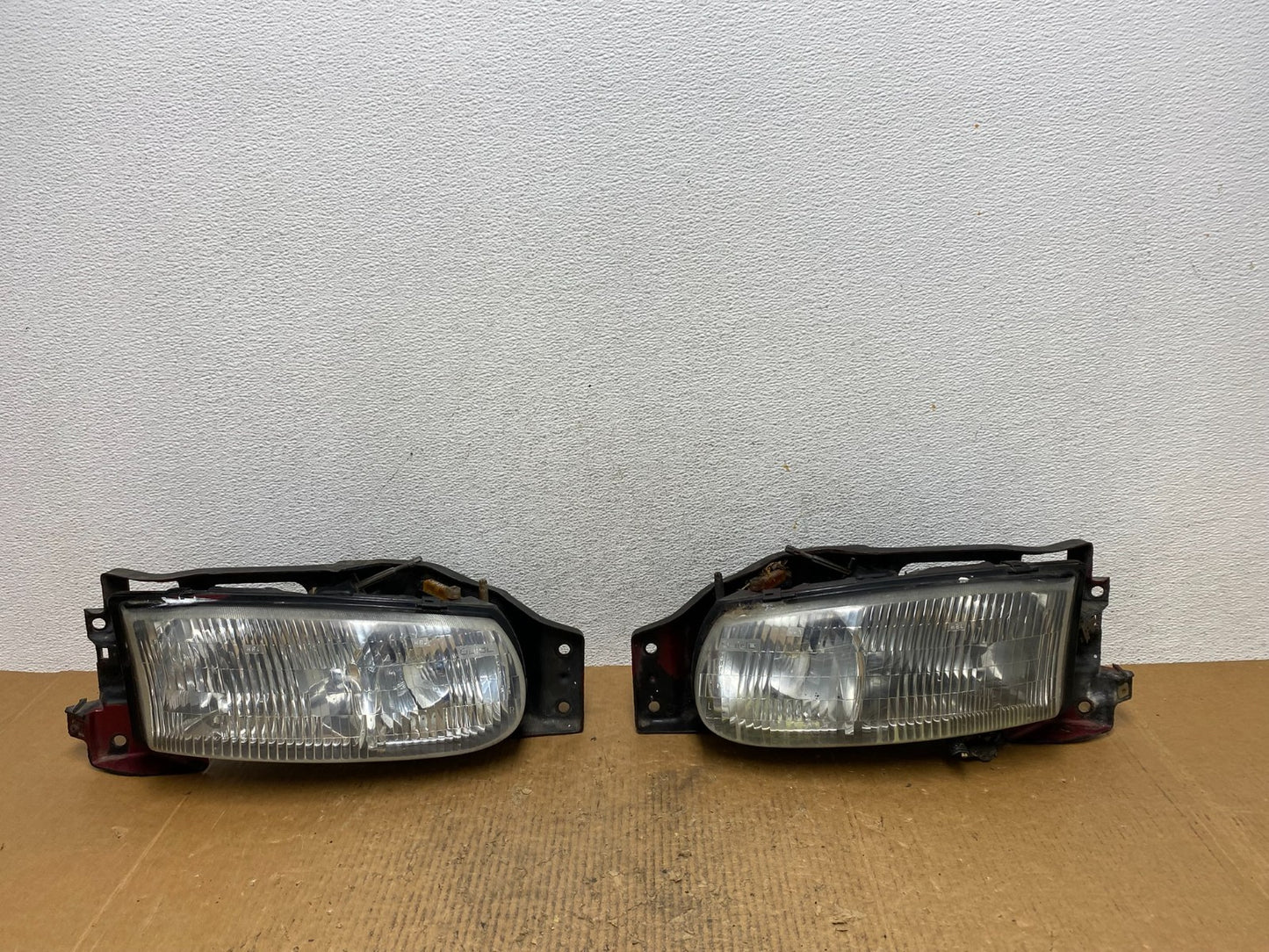 1995 to 1996 Buick Riviera Left+Right Headlights AE16140