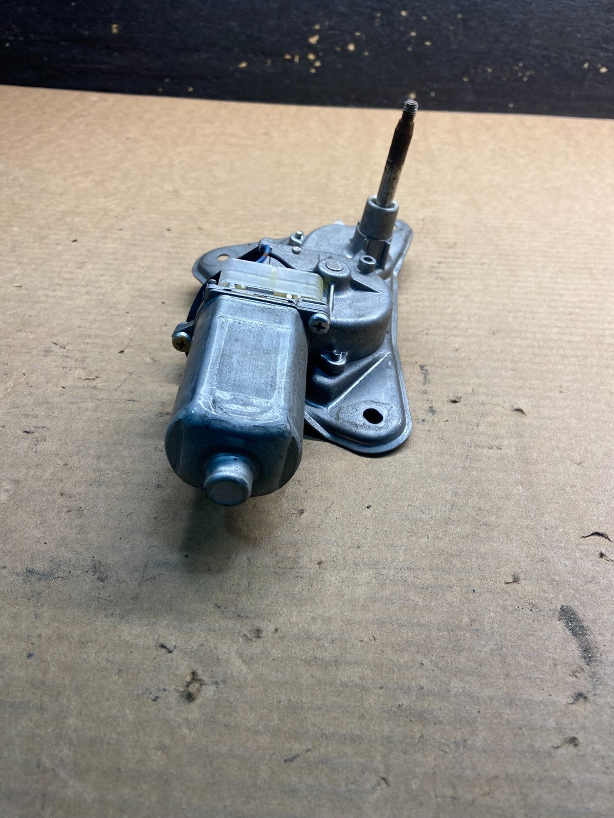 1997 to 2004 Mitsubishi Montero Sport Rear Tailgate Wiper Motor  Z9176 DG1