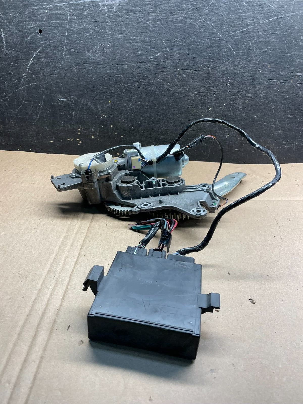 2007 2008 GMC Acadia Enclave Escalade Suburban Liftgate Door Module Motor T72003