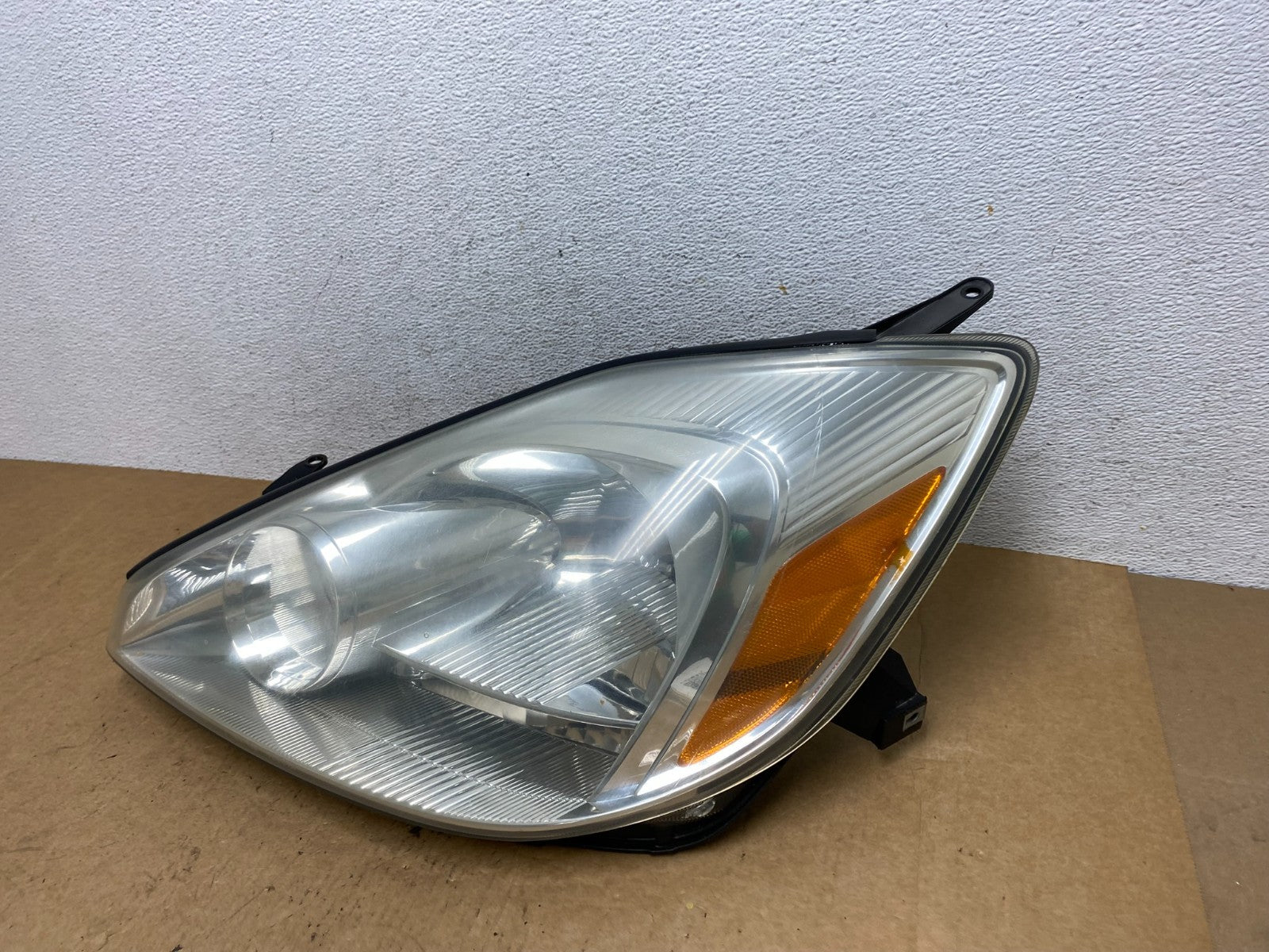 2004-2005 Toyota Sienna Left Driver LH Side Halogen Headlight AE3274 DW1