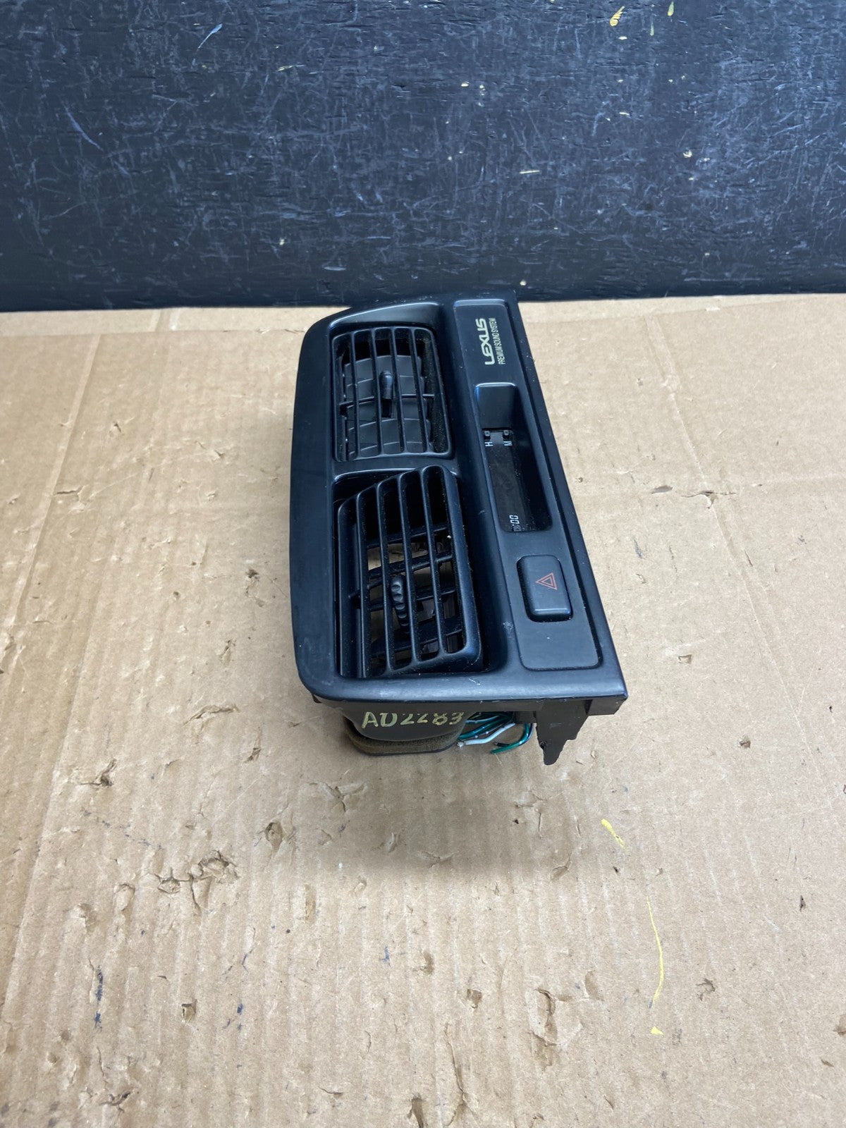 1997 to 2001 Lexus ES330 ES300 Front Center Side Air Vent AD2283 DG1