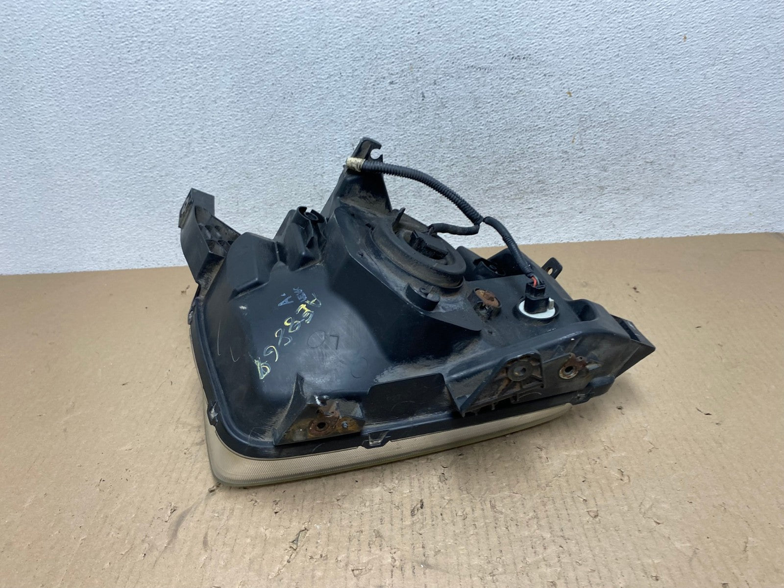 2003 to 2006 Honda Element Left Driver Lh Side Headlight AE8869 LK5