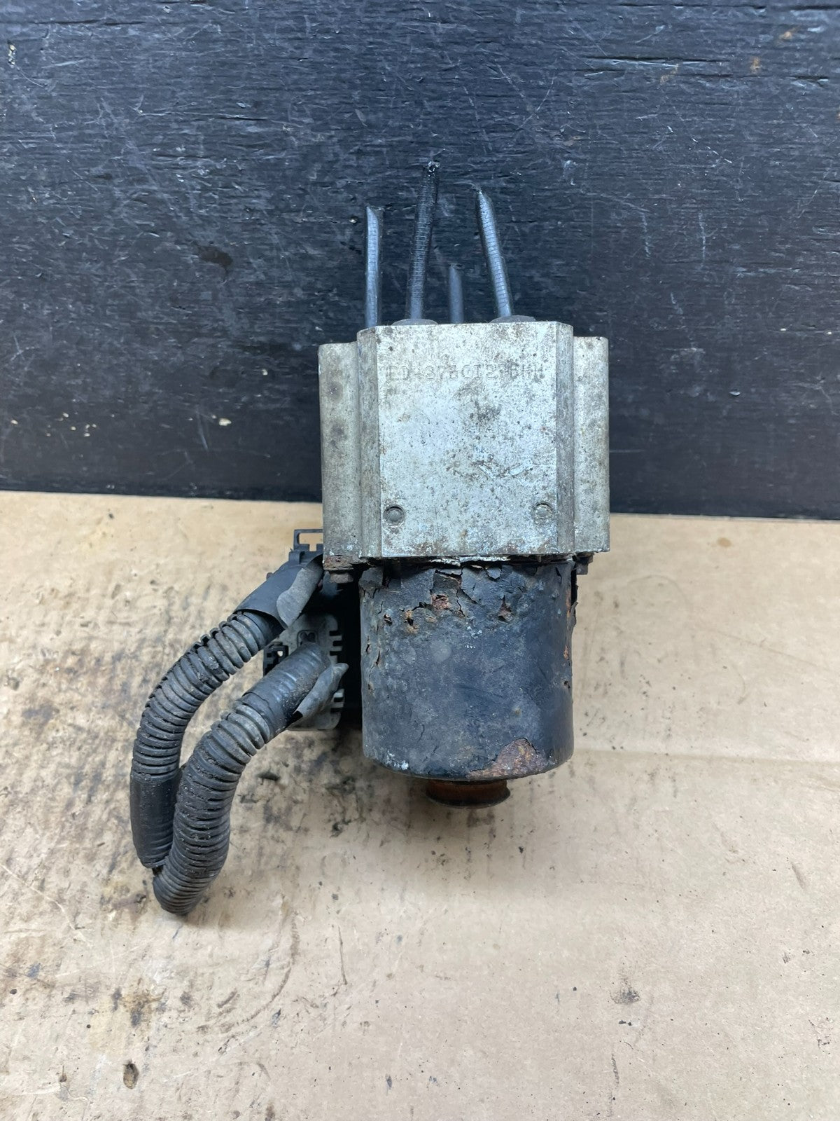 2004-07 Chevrolet Express ABS Pump Control OEM 13567136 Module R4375 DG2