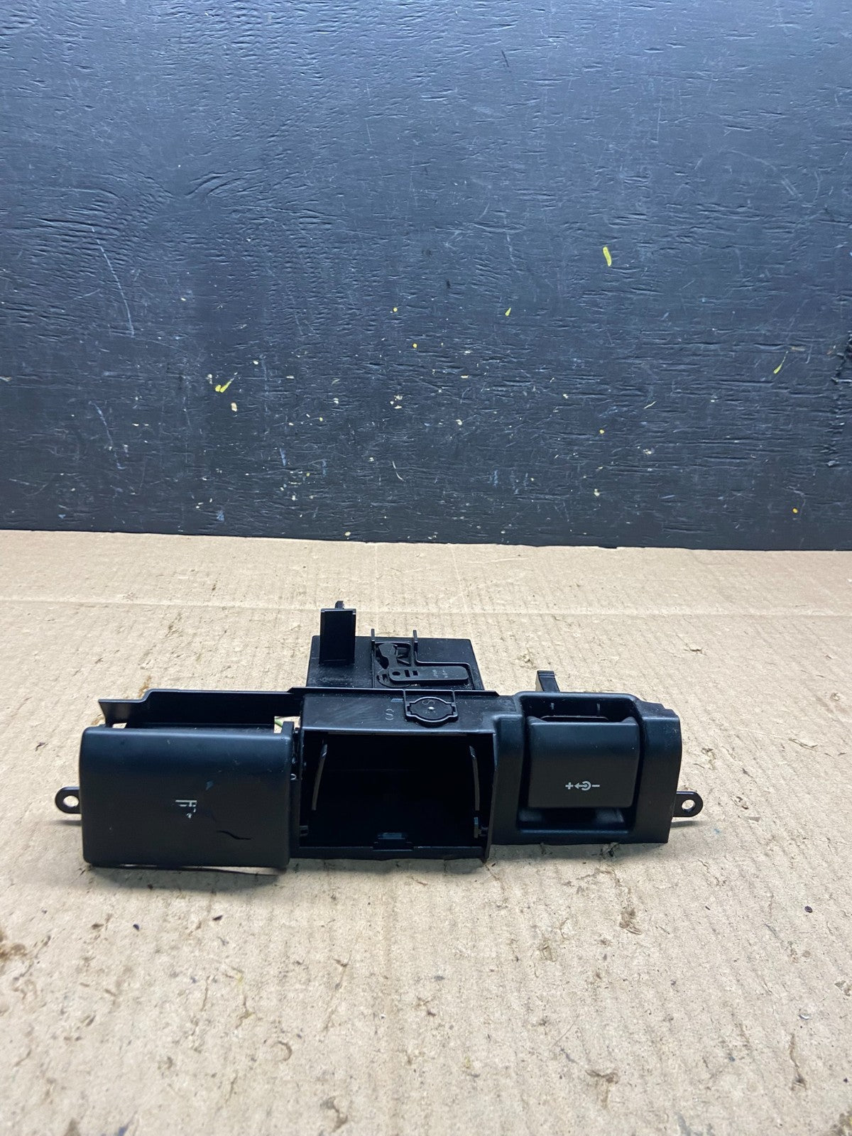 2005-2009 Land Rover LR3 Dash Ash Tray Bracket Panel W/Power Points q0946 DG0