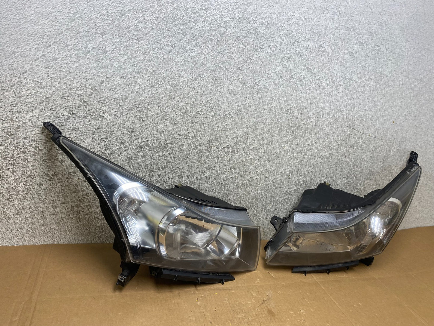 2011 to 2015 Chevrolet Cruze Halogen Left+Right Set Headlights V4877 DW2