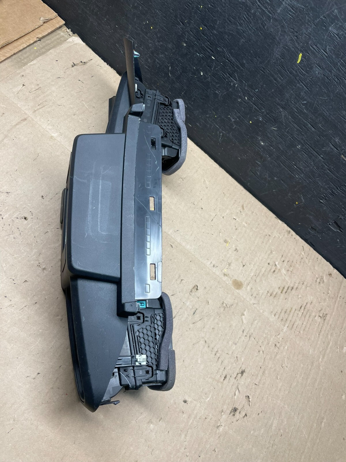 2020 to 2023 Ford  Explorer Console Radio Display Screen Air Vents L1685 DG Oem3