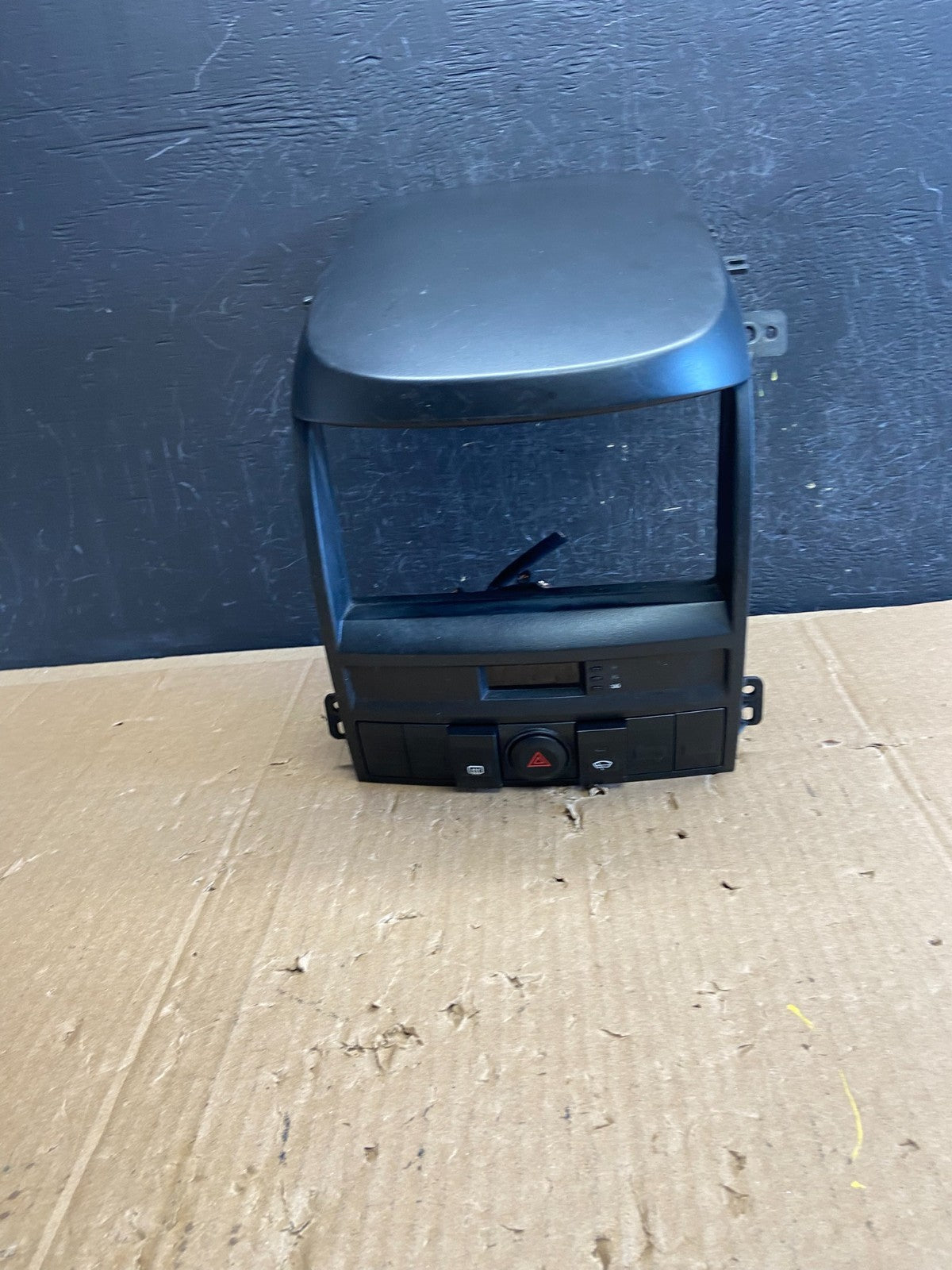 2003-2006 Kia Sorento Front Dash Radio Wiper Defrost Bezel Trim ad2245 DG0